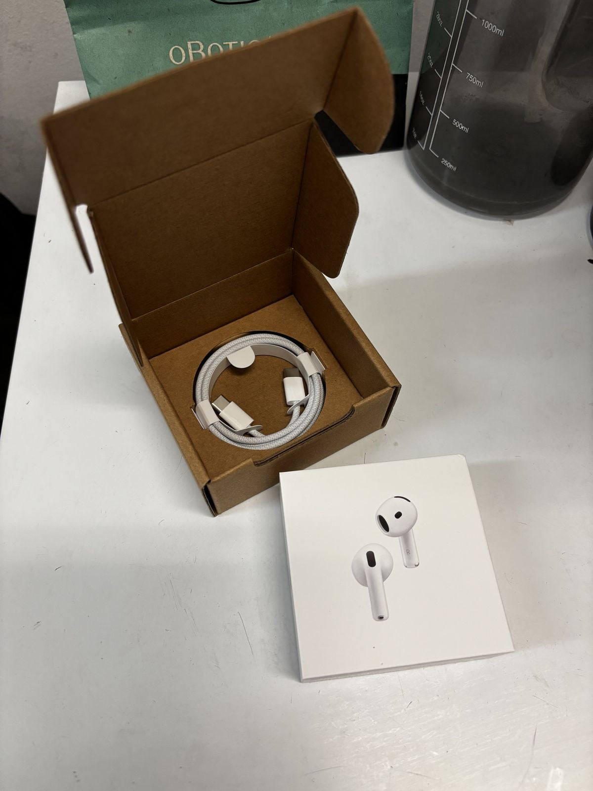 AirPods 4 ANC – Le luxe du silence, la puissance du son Apple.